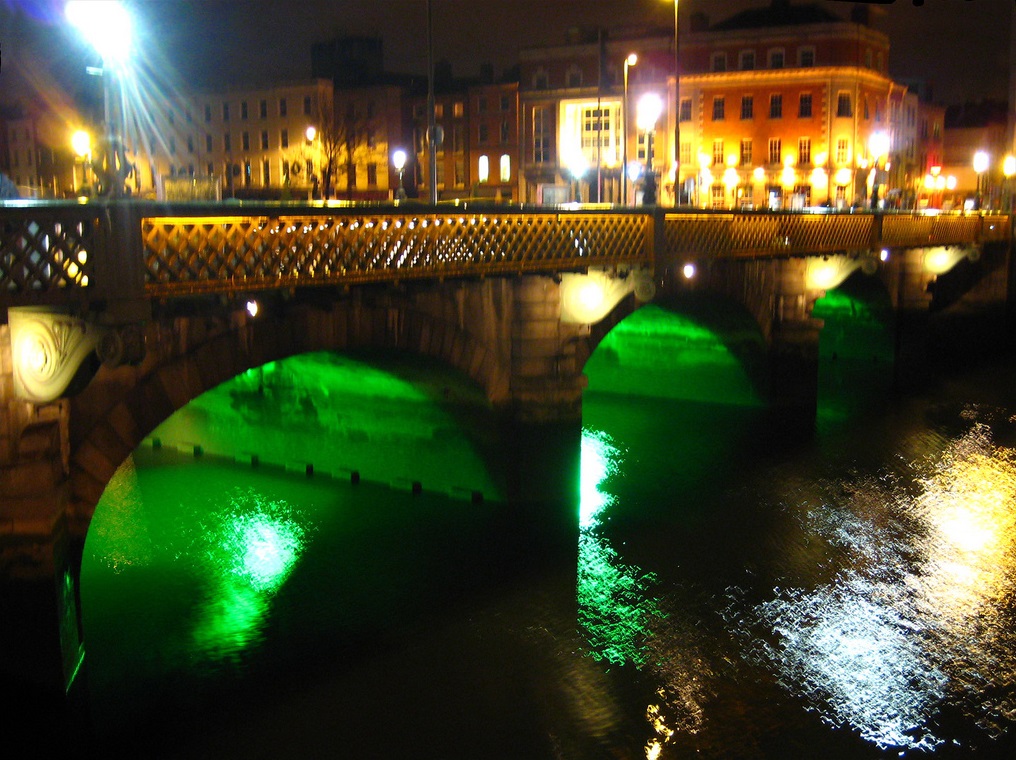 O’Connell Bridge’s tricolore effect at night